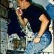Un astronauta bebiendo Coca Cola durante la STS-51F. Foto: NASA